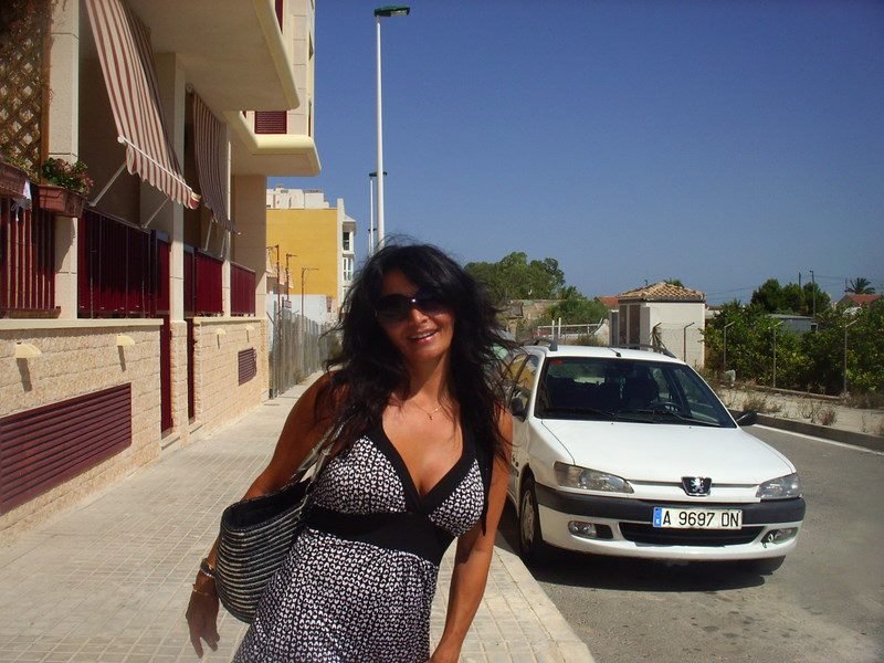 Aπέλυσαν 50χρονη σχολική επόπτη που έπαιζε τη γυναίκα-κούγκαρ σε κλιπ [εικόνες+βίντεο] | iefimerida.gr 9