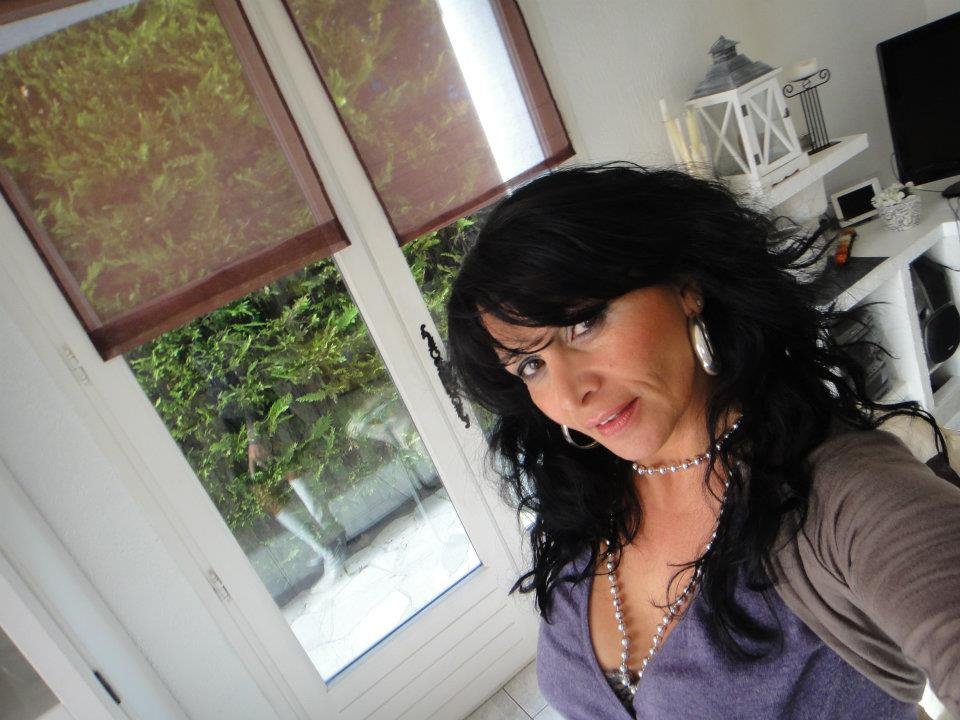 Aπέλυσαν 50χρονη σχολική επόπτη που έπαιζε τη γυναίκα-κούγκαρ σε κλιπ [εικόνες+βίντεο] | iefimerida.gr 11