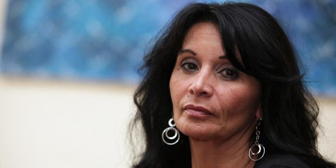 Aπέλυσαν 50χρονη σχολική επόπτη που έπαιζε τη γυναίκα-κούγκαρ σε κλιπ [εικόνες+βίντεο] | iefimerida.gr 12