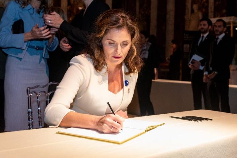 Η Περιστέρα Μπαζιάνα στο Ελιζέ -Νέες φωτογραφίες [εικόνες] | iefimerida.gr 5