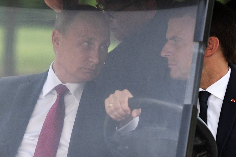 Ο Μακρόν πήγε βόλτα τον Πούτιν με αυτοκινητάκι του γκολφ -Η ξενάγηση στις Βερσαλίες [εικόνες] | iefimerida.gr 2