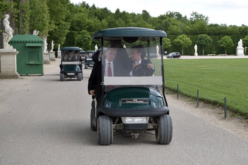 Ο Μακρόν πήγε βόλτα τον Πούτιν με αυτοκινητάκι του γκολφ -Η ξενάγηση στις Βερσαλίες [εικόνες] | iefimerida.gr 3