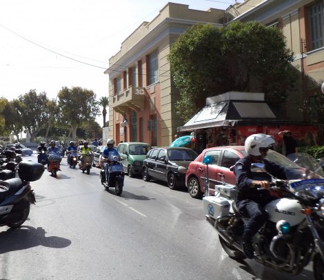 Ο γύρος της Ελλάδας με μια Vespa [εικόνες] | iefimerida.gr 1