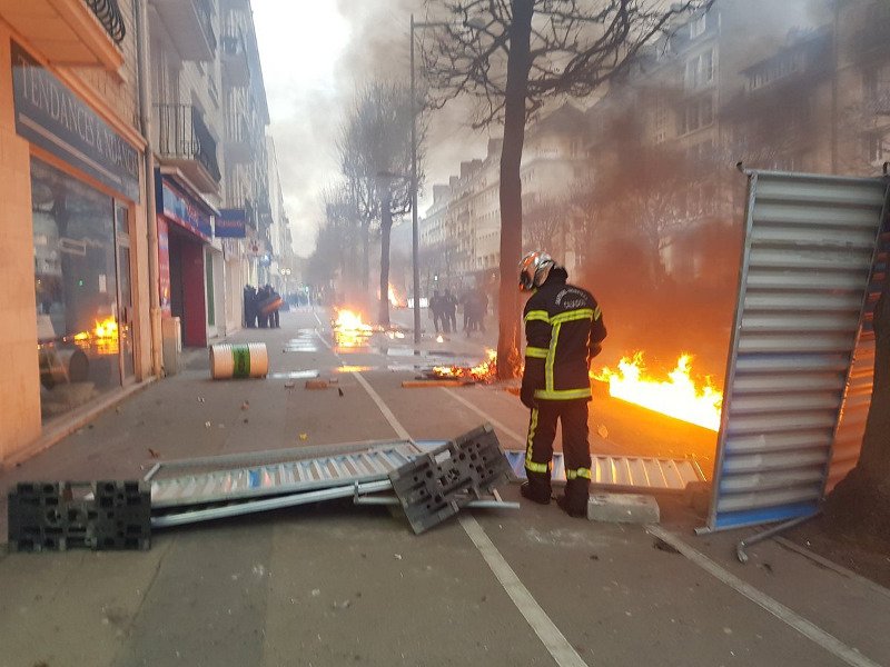«Κίτρινα Γιλέκα»: Διαδηλωτές συγκρούστηκαν με την αστυνομία -Στόχος τους και το Γαλλικό Πρακτορείο [εικόνες & βίντεο] | iefimerida.gr 2