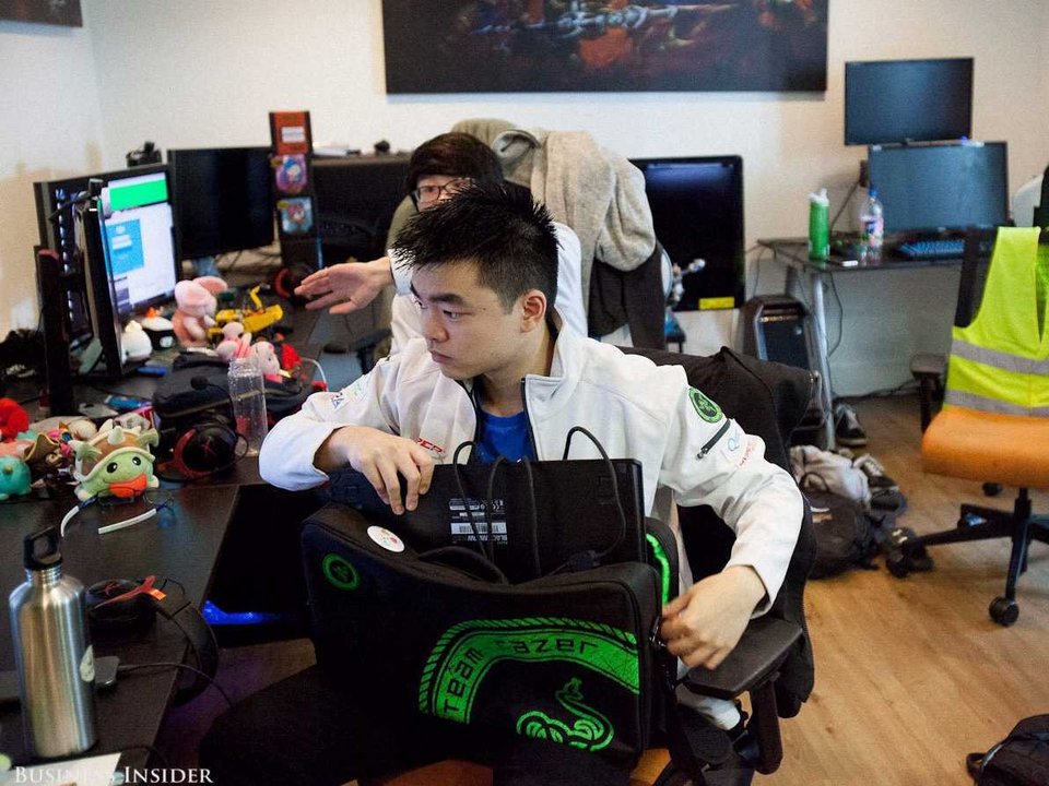 Παίζουν βιντεοπαιχνίδια 14 ώρες την ημέρα και κερδίζουν 100.000 δολάρια το χρόνο [εικόνες] | iefimerida.gr 0