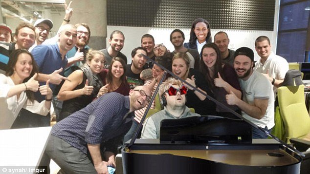 Κοιμήθηκε την πρώτη μέρα στη δουλειά και τον τρόλαρε όλο το Ιντερνετ -Σταρς, καρτούνς... [εικόνες] | iefimerida.gr 1