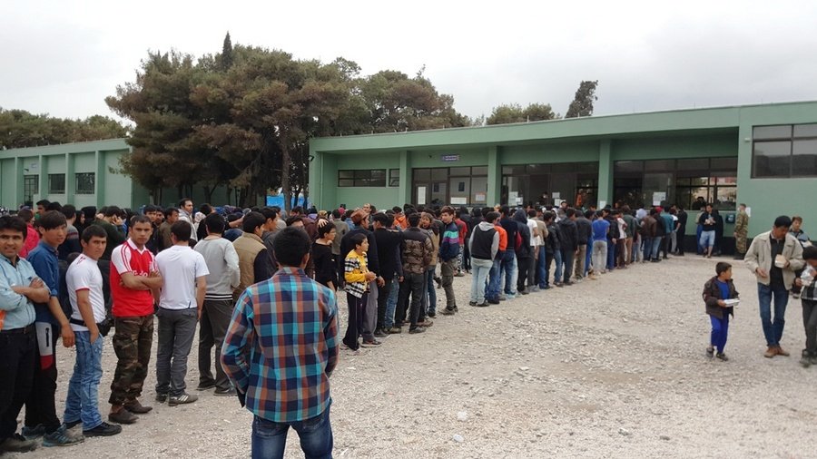 Στο κέντρο μετεγκατάστασης προσφύγων στο Σχιστό ο Δημήτρης Βίτσας [εικόνες] | iefimerida.gr 0