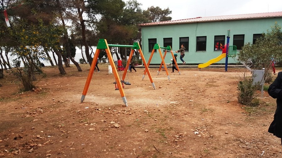 Στο κέντρο μετεγκατάστασης προσφύγων στο Σχιστό ο Δημήτρης Βίτσας [εικόνες] | iefimerida.gr 1