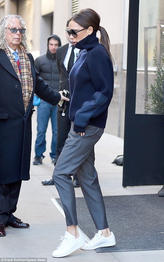 Απίστευτο: Η Βικτόρια Μπέκαμ στη Νέα Υόρκη με... αθλητικά παπούτσια [εικόνες] | iefimerida.gr 3