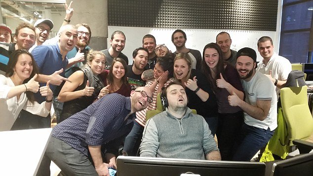 Κοιμήθηκε την πρώτη μέρα στη δουλειά και τον τρόλαρε όλο το Ιντερνετ -Σταρς, καρτούνς... [εικόνες] | iefimerida.gr 0