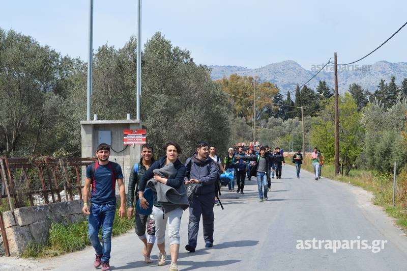 Η απόδραση των μεταναστών από το hotspot Χίου -Εκοψαν τα συρματοπλέγματα και έφυγαν [εικόνες & βίντεο] | iefimerida.gr 1
