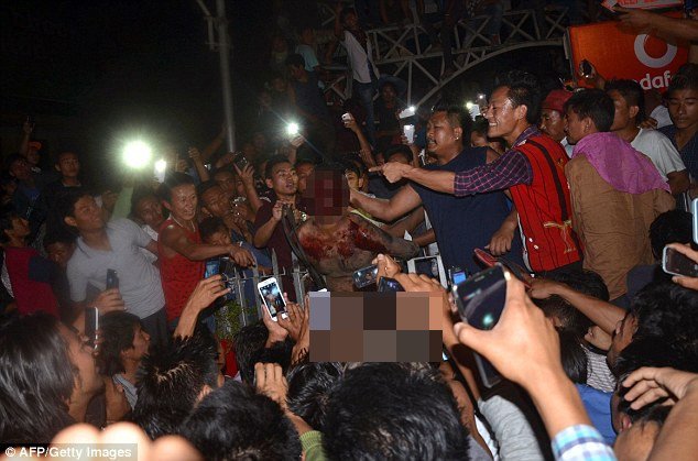 Αγριεμένο πλήθος ξεγύμνωσε και λίντσαρε βιαστή στην Ινδία [σκληρές εικόνες]  | iefimerida.gr 0