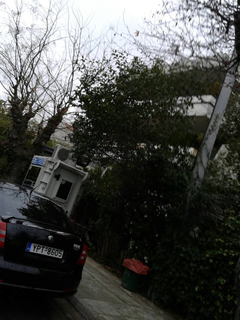 Αντιεξουσιαστές με τρικάκια και πανό έξω από σπίτι του Λουκά Παπαδήμου [εικόνες & βίντεο] | iefimerida.gr 5