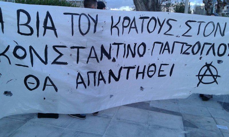 Αντιεξουσιαστές με τρικάκια και πανό έξω από σπίτι του Λουκά Παπαδήμου [εικόνες & βίντεο] | iefimerida.gr 2