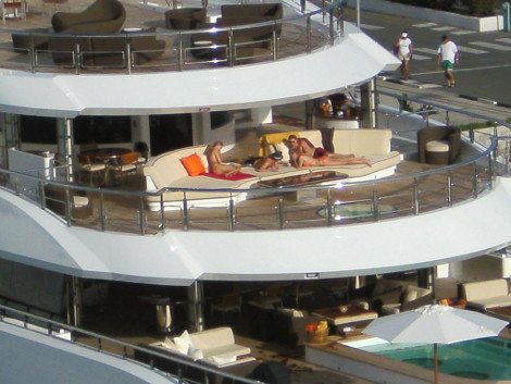 Αυτό είναι το υπερπολυτελές γιοτ Vibrant Curiosity που έχει θαμπώσει τους πάντες στη Μύκονο [εικόνες&βίντεο] | iefimerida.gr 4