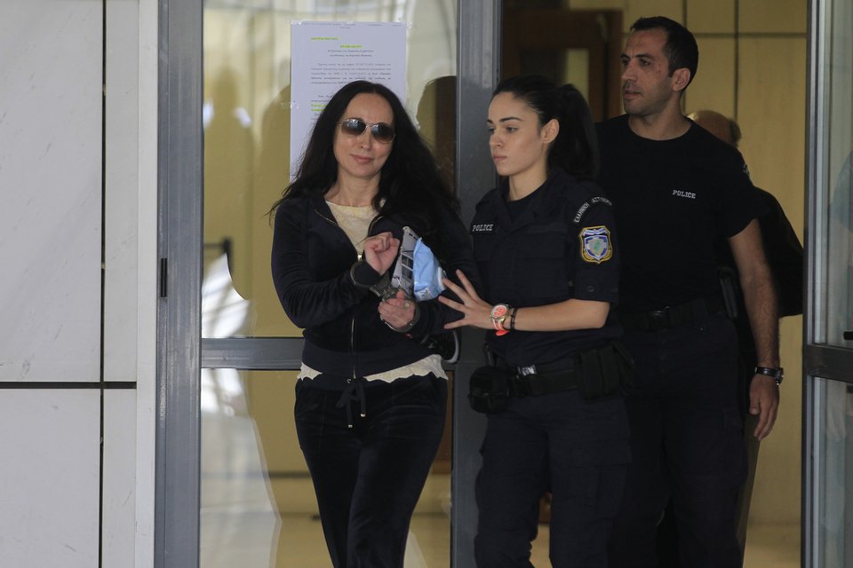 Η Βίκυ Σταμάτη μετά την απόφαση για την αποφυλάκισή της - Χαμογελαστή, φώναζε στους δημοσιογράφους [εικόνες & βίντεο] | iefimerida.gr 1