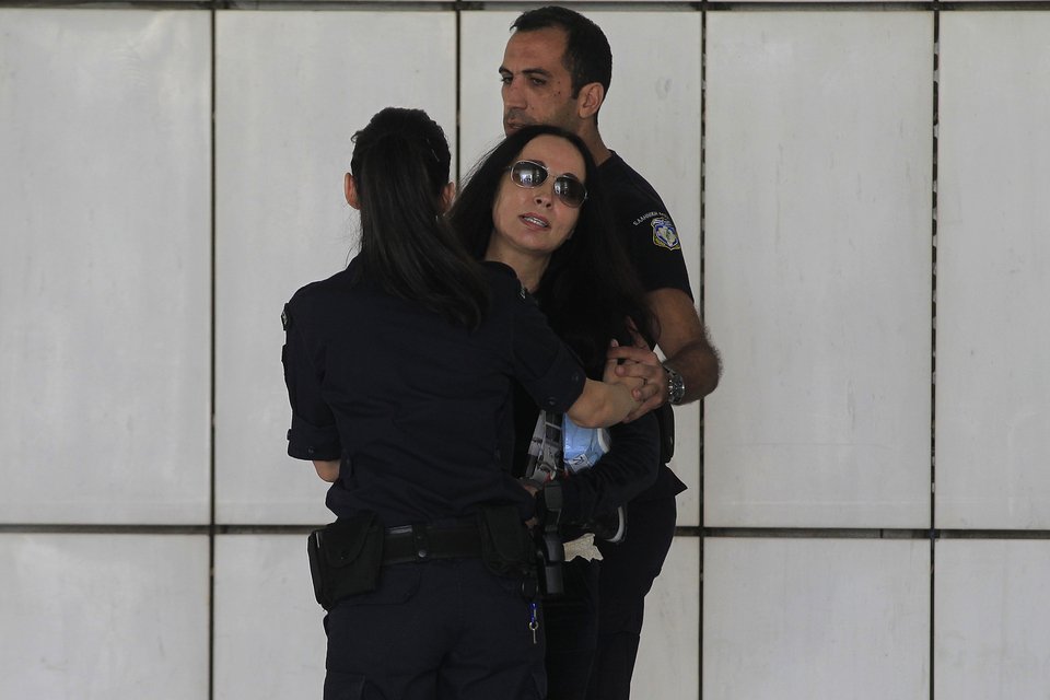 Η Βίκυ Σταμάτη μετά την απόφαση για την αποφυλάκισή της - Χαμογελαστή, φώναζε στους δημοσιογράφους [εικόνες & βίντεο] | iefimerida.gr 4