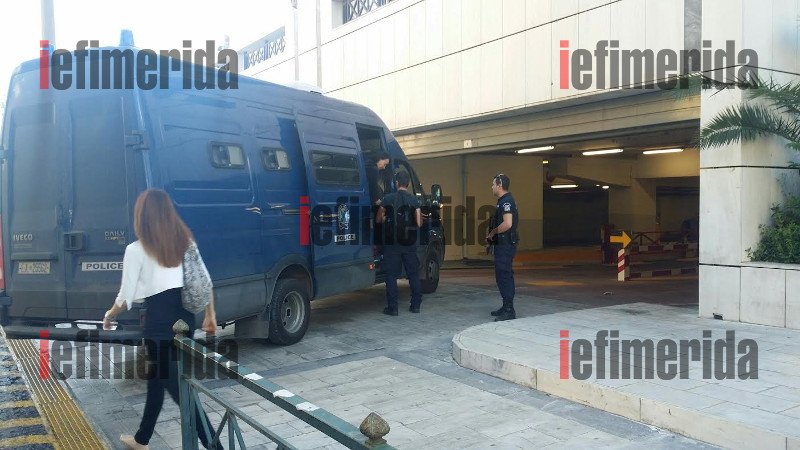 Τα «νάζια» της Βίκυς Σταμάτη στο Εφετείο: Γιατί αρνιόταν πεισματικά να βγει από την κλούβα [εικόνες & βίντεο] | iefimerida.gr 3