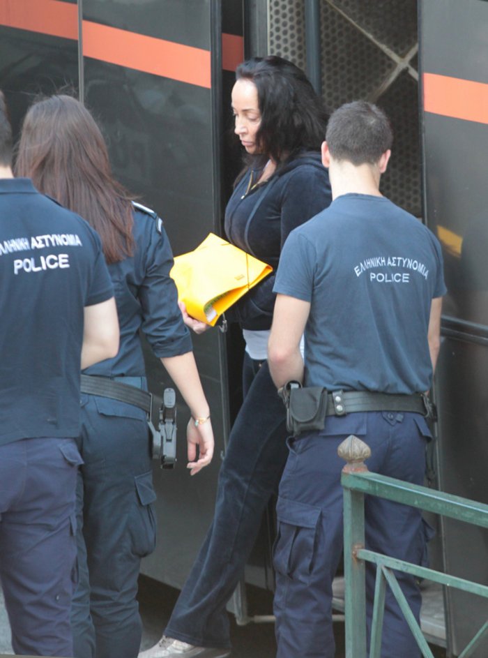 Αγνώριστη στη δίκη η Βίκυ Σταμάτη και με πολλά κιλά [εικόνες] | iefimerida.gr 0