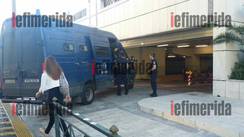 Τα «νάζια» της Βίκυς Σταμάτη στο Εφετείο: Γιατί αρνιόταν πεισματικά να βγει από την κλούβα [εικόνες & βίντεο] | iefimerida.gr 4