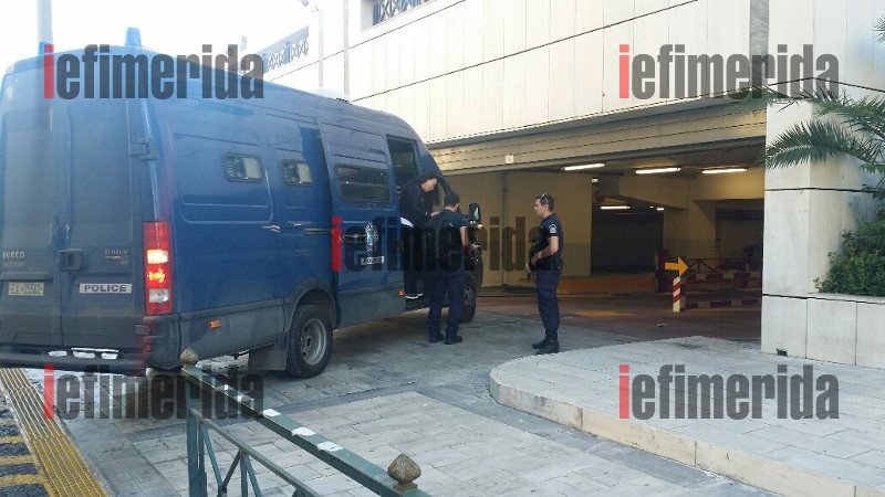 Τα «νάζια» της Βίκυς Σταμάτη στο Εφετείο: Γιατί αρνιόταν πεισματικά να βγει από την κλούβα [εικόνες & βίντεο] | iefimerida.gr 5