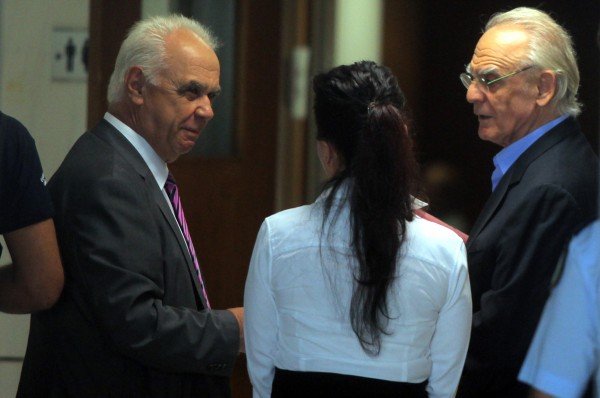 Xαμογελαστοί προσήλθαν στη δίκη Ακης και Βίκυ- «Με ενοχοποίησε ο Παπανδρέου», λέει ο Τσοχατζόπουλος [εικόνες] | iefimerida.gr 2