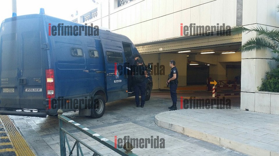 Τα «νάζια» της Βίκυς Σταμάτη στο Εφετείο: Γιατί αρνιόταν πεισματικά να βγει από την κλούβα [εικόνες & βίντεο] | iefimerida.gr 6