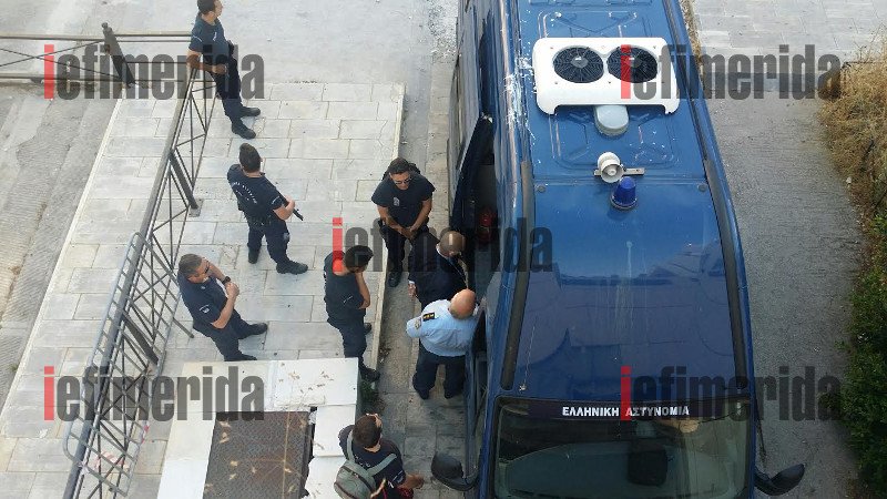 Τα «νάζια» της Βίκυς Σταμάτη στο Εφετείο: Γιατί αρνιόταν πεισματικά να βγει από την κλούβα [εικόνες & βίντεο] | iefimerida.gr 1