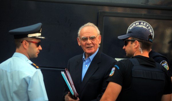 Xαμογελαστοί προσήλθαν στη δίκη Ακης και Βίκυ- «Με ενοχοποίησε ο Παπανδρέου», λέει ο Τσοχατζόπουλος [εικόνες] | iefimerida.gr 3