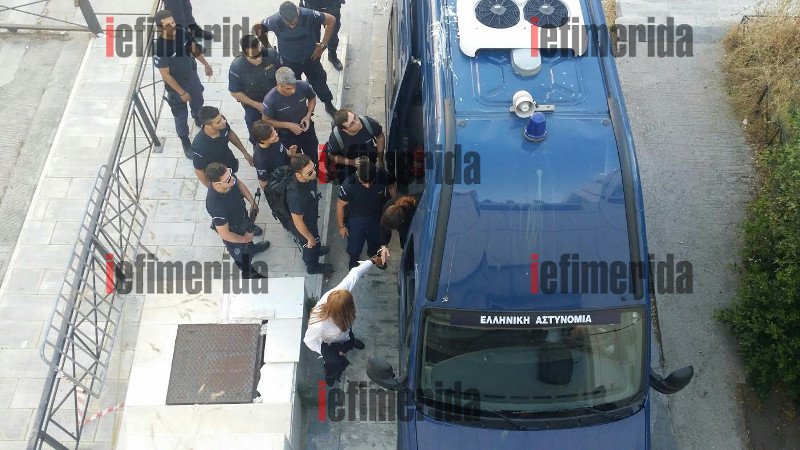 Τα «νάζια» της Βίκυς Σταμάτη στο Εφετείο: Γιατί αρνιόταν πεισματικά να βγει από την κλούβα [εικόνες & βίντεο] | iefimerida.gr 0