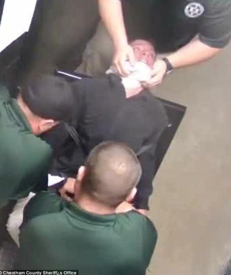 Αστυνομικοί βασανίζουν 18χρονο κρατούμενο με taser [βίντεο]  | iefimerida.gr 0