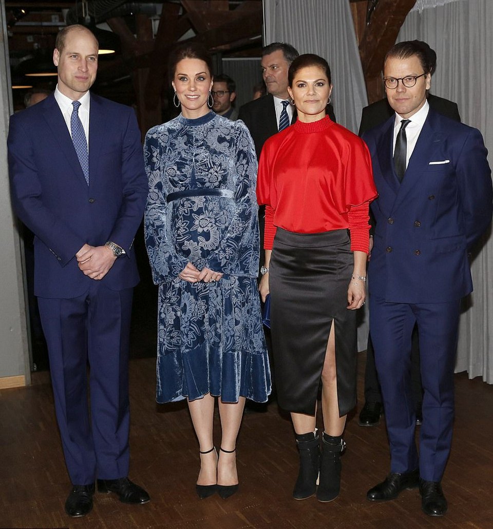 Το τερμάτισε: Η πριγκίπισσα Βικτόρια στην πιο κιτς εμφάνισή της -Παρέσυρε και την Κέιτ στην κακογουστιά [εικόνες] | iefimerida.gr 0