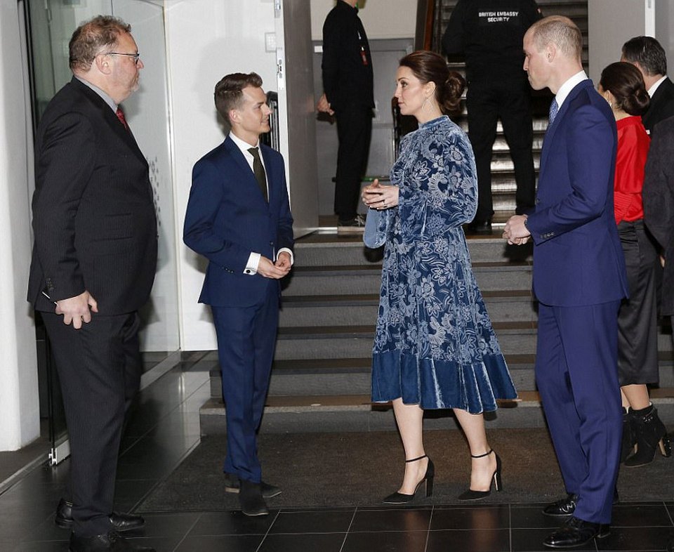 Το τερμάτισε: Η πριγκίπισσα Βικτόρια στην πιο κιτς εμφάνισή της -Παρέσυρε και την Κέιτ στην κακογουστιά [εικόνες] | iefimerida.gr 4