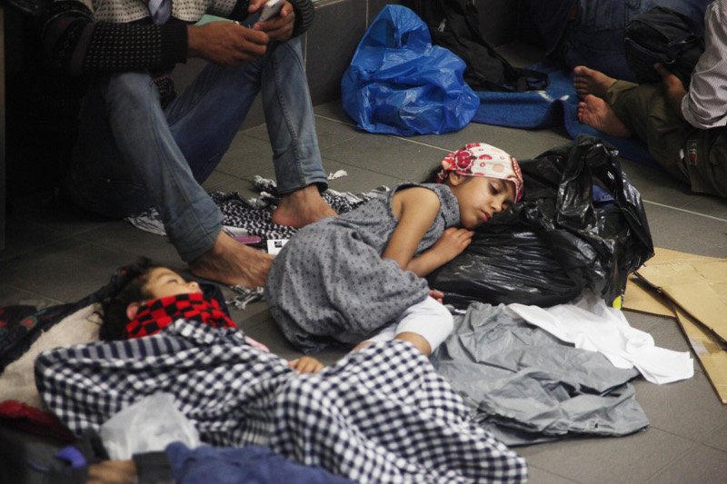 Στον σταθμό του ηλεκτρικού στη Βικτώρια βρήκαν καταφύγιο οι πρόσφυγες λόγω βροχής [εικόνες] | iefimerida.gr 0