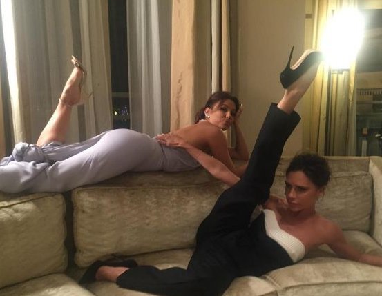 Με ασημένια μάσκα ομορφιάς και μπουρνούζι η Βικτόρια Μπέκαμ στο Instagram [εικόνες] | iefimerida.gr 1