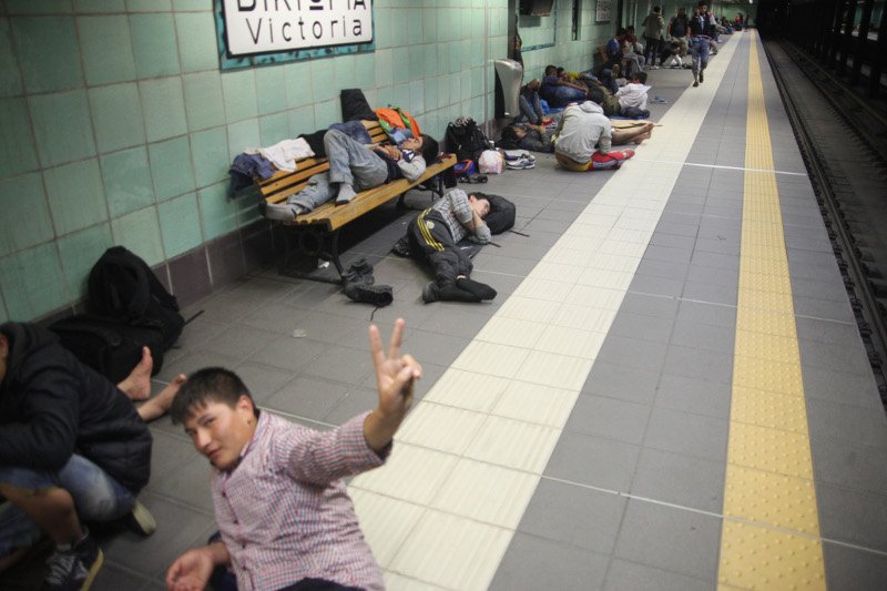 Στον σταθμό του ηλεκτρικού στη Βικτώρια βρήκαν καταφύγιο οι πρόσφυγες λόγω βροχής [εικόνες] | iefimerida.gr 2