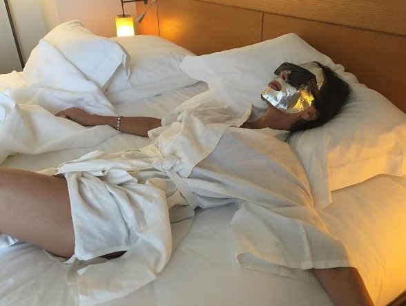 Με ασημένια μάσκα ομορφιάς και μπουρνούζι η Βικτόρια Μπέκαμ στο Instagram [εικόνες] | iefimerida.gr 0