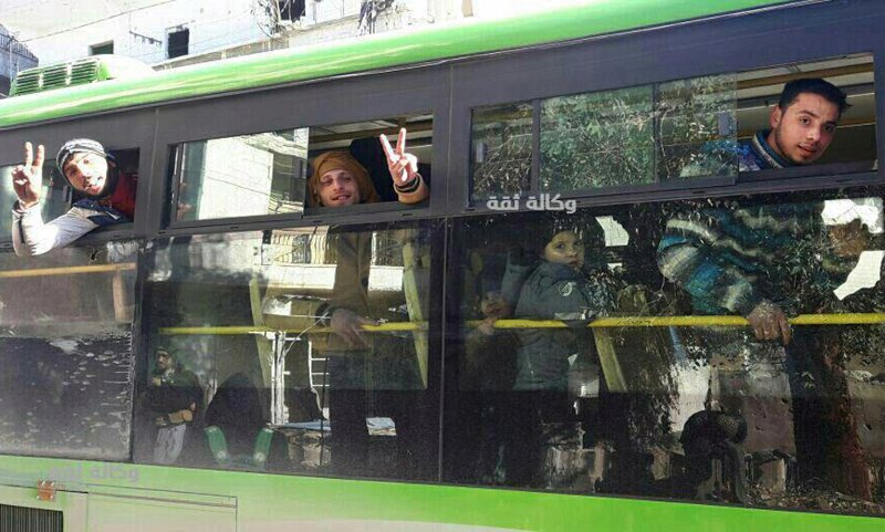 Χαλέπι: Συνεχίζεται η εκκένωση από τα ερείπια –Εχουν φύγει ήδη χιλιάδες | iefimerida.gr 0