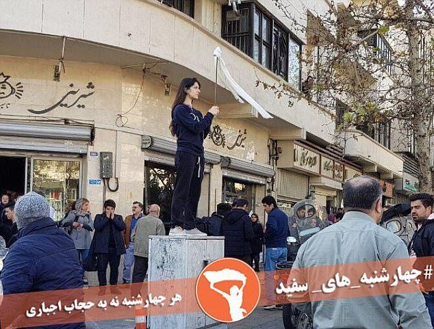 Συνελήφθη και δεύτερη γυναίκα που κυκλοφορούσε χωρίς μαντήλα στο Ιράν | iefimerida.gr 2
