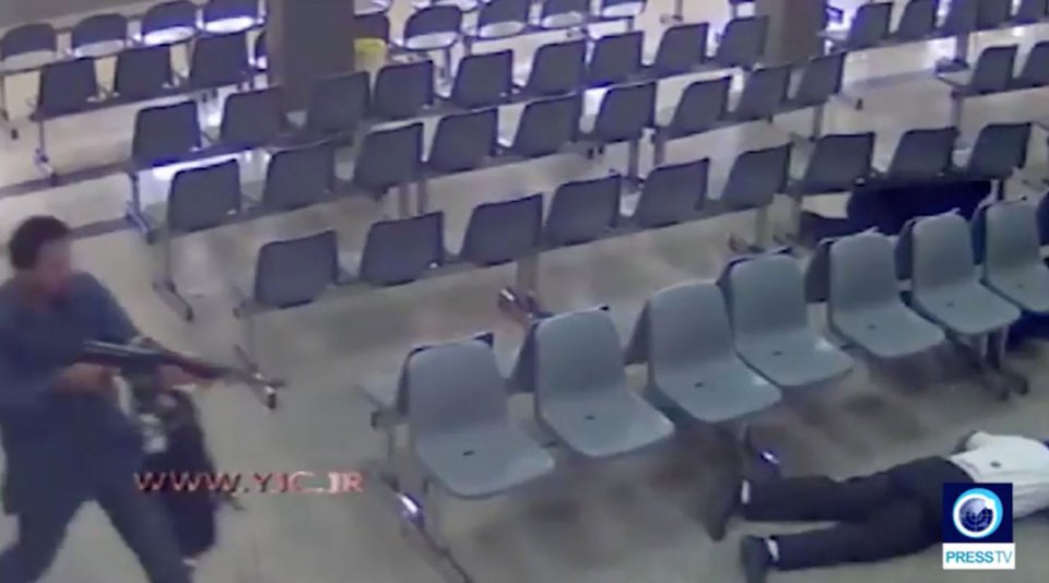 Νέο βίντεο-σοκ από το μακελειό στη Βουλή του Ιράν -Τζιχαντιστές πυροβολούν εξ επαφής [βίντεο] | iefimerida.gr 0