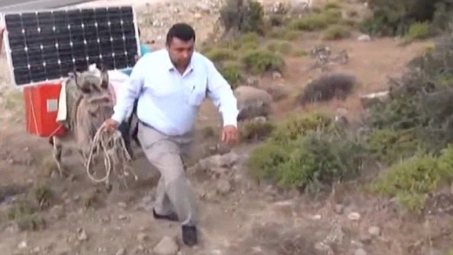 Η πατέντα του αιώνα: Στην Τουρκία φορτώνουν τα γαϊδούρια με φωτοβολταϊκά για να έχουν παντού ίντερνετ! [εικόνες&βίντεο] | iefimerida.gr 0