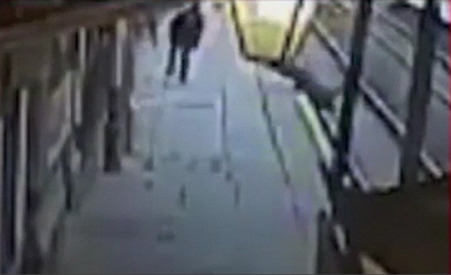 Βρετανία: Μεθυσμένος επιβάτης σπρώχνει ελεγκτή εισιτηρίων στις ράγες του τρένου -Το σοκαριστικό βίντεο | iefimerida.gr 1