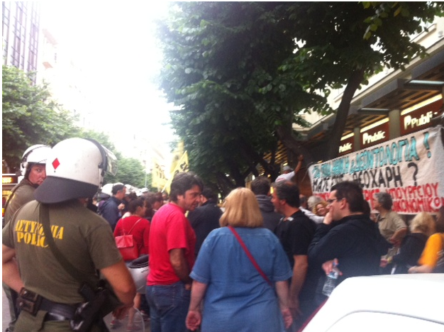 Επεισόδια στη Θεσσαλονίκη στην ομιλία του Χάρη Θεοχάρη στο Επιμελητήριο [εικόνες&βίντεο] | iefimerida.gr 0