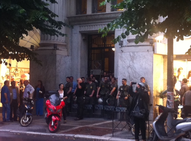 Επεισόδια στη Θεσσαλονίκη στην ομιλία του Χάρη Θεοχάρη στο Επιμελητήριο [εικόνες&βίντεο] | iefimerida.gr 2