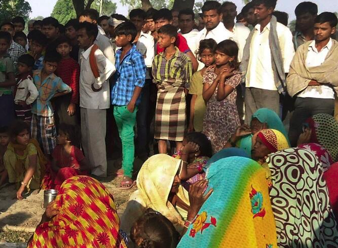 Φρίκη στην Ινδία από τον ομαδικό βιασμό δύο κοριτσιών -Βρέθηκαν κρεμασμένες από δέντρο [εικόνες] | iefimerida.gr 1