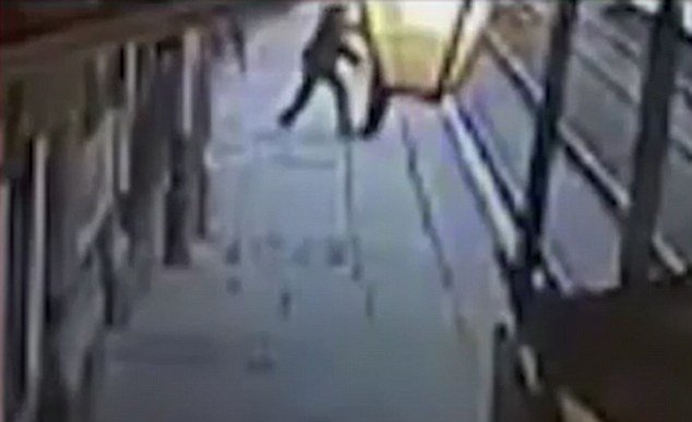 Βρετανία: Μεθυσμένος επιβάτης σπρώχνει ελεγκτή εισιτηρίων στις ράγες του τρένου -Το σοκαριστικό βίντεο | iefimerida.gr 0