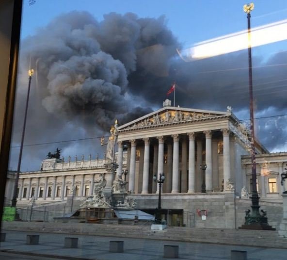 Αυστρία: Φωτιά στο κοινοβούλιο στη Βιέννη [εικόνες] | iefimerida.gr 0