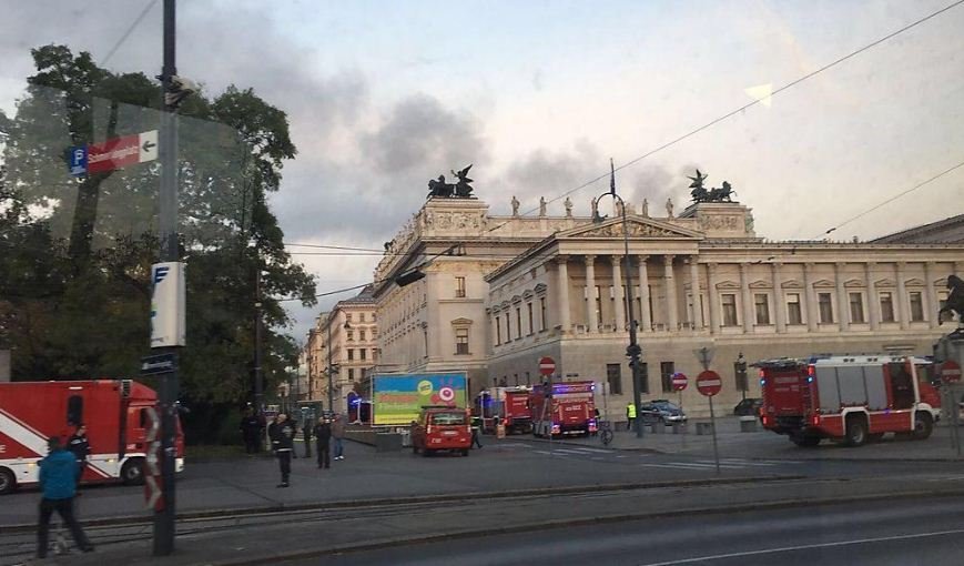 Αυστρία: Φωτιά στο κοινοβούλιο στη Βιέννη [εικόνες] | iefimerida.gr 1