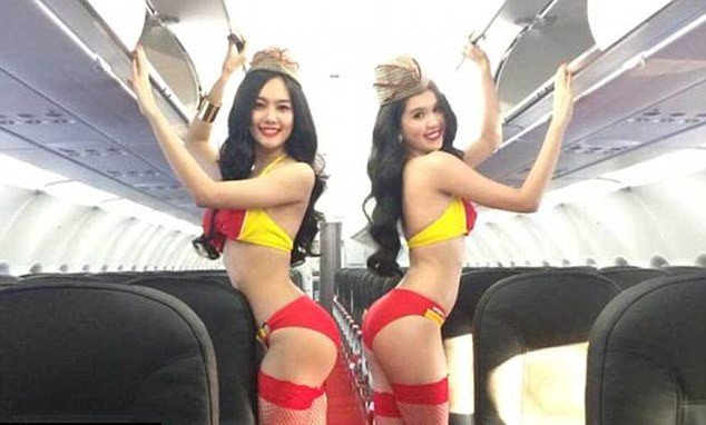 Αεροσυνοδοί με μπικίνι και ζαρτιέρες υπηρετούν τους επιβάτες [εικόνες&βίντεο] | iefimerida.gr 0