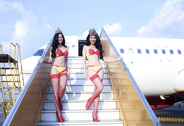 Αεροσυνοδοί με μπικίνι και ζαρτιέρες υπηρετούν τους επιβάτες [εικόνες&βίντεο] | iefimerida.gr 1